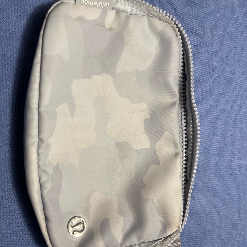 Lululemon Everywhere Belt bag